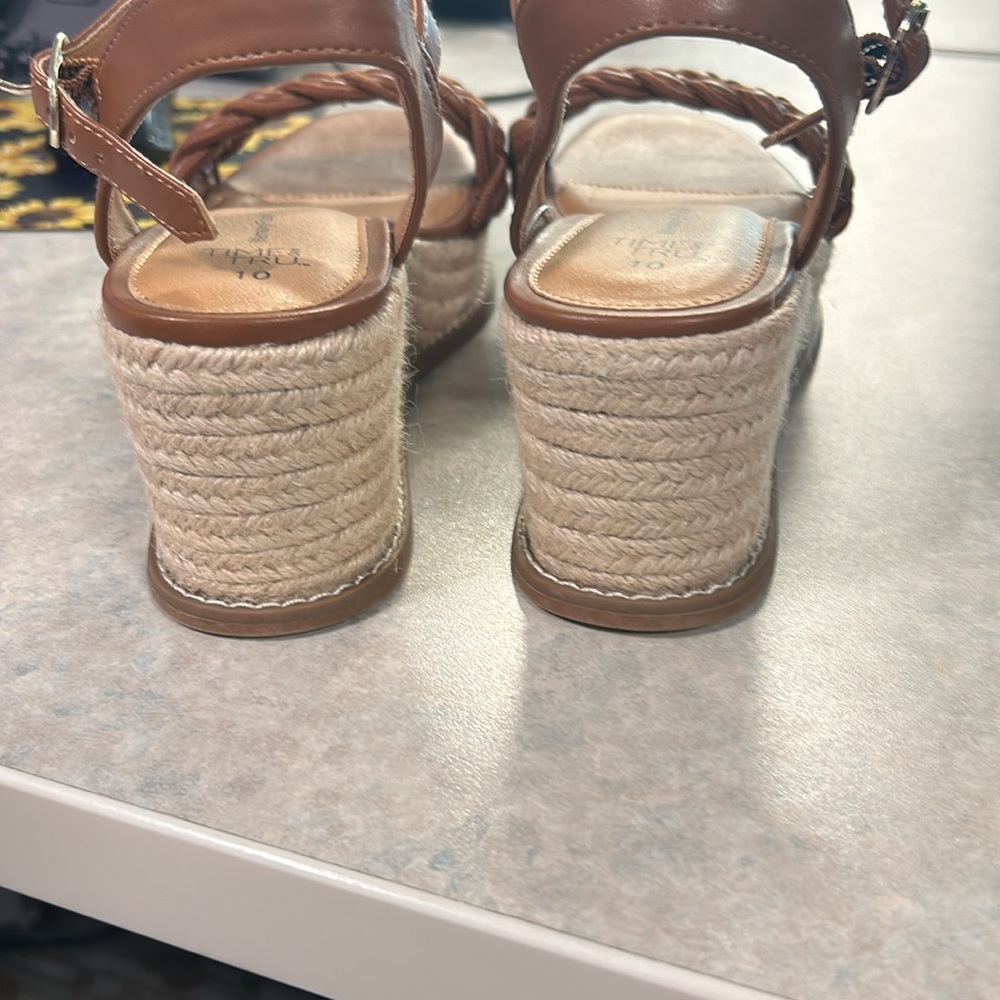 Nwot Time And Tru Memory Foam Sandals Size 10 - image 4